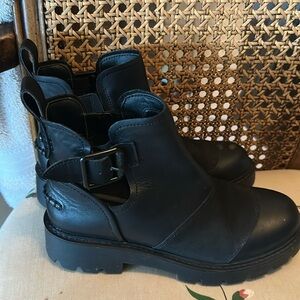 Black boots Ugg brand used condition very good condition barely used